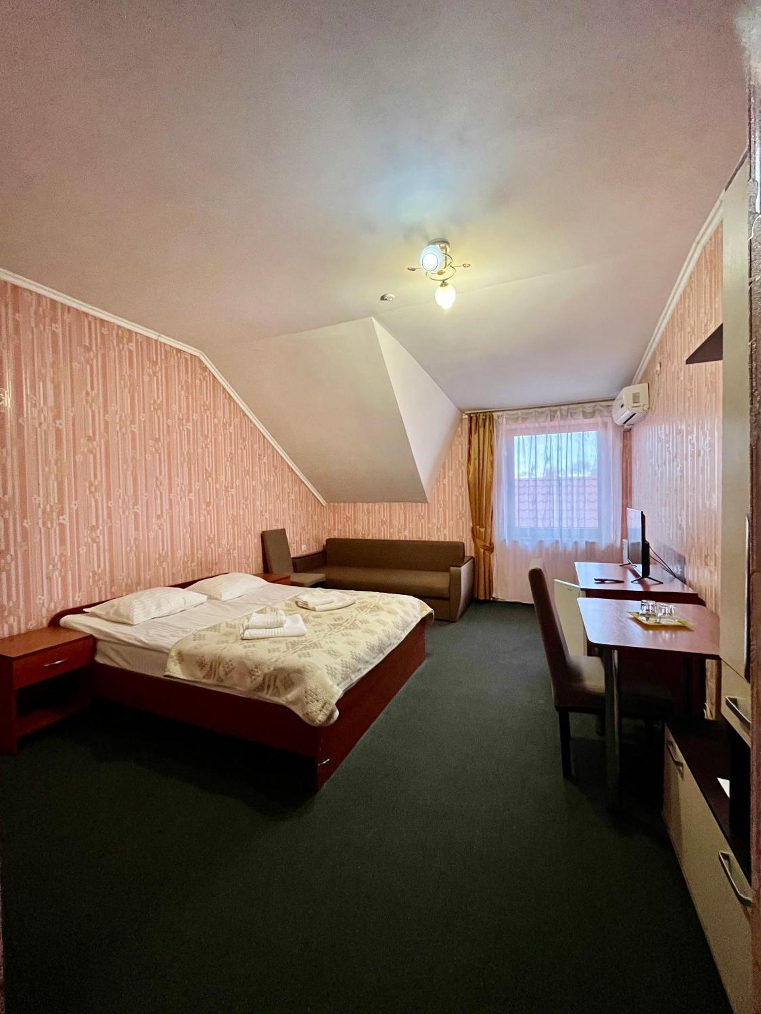 Domino Hotel Берегово Екстериор снимка